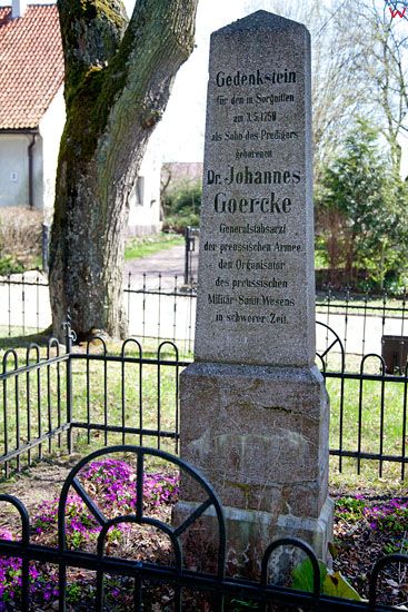 Pomnik przed kosciolem parafialnym w Sorkwitach. EU, Pl, warm-maz.